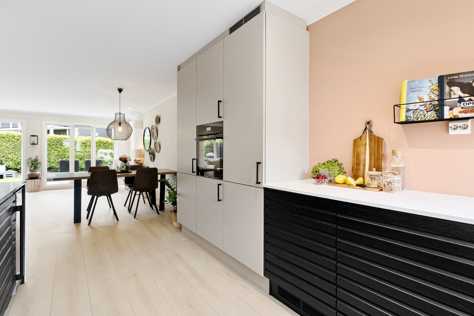 Kjøkkenet er fra 2022 og har et moderne, tidløst uttrykk med innredning fra JKE. Høyskapene og overskapene har slette fronter, mens underskapene har profilerte fronter. Galleribilde