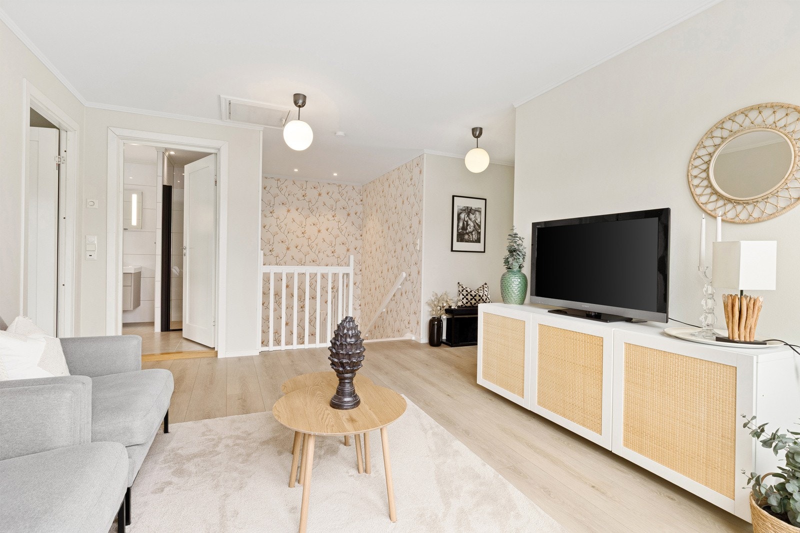 Det er god plass til sofagruppe og TV-anlegg, perfekt for rolige kvelder med film og underholdning. Galleribilde