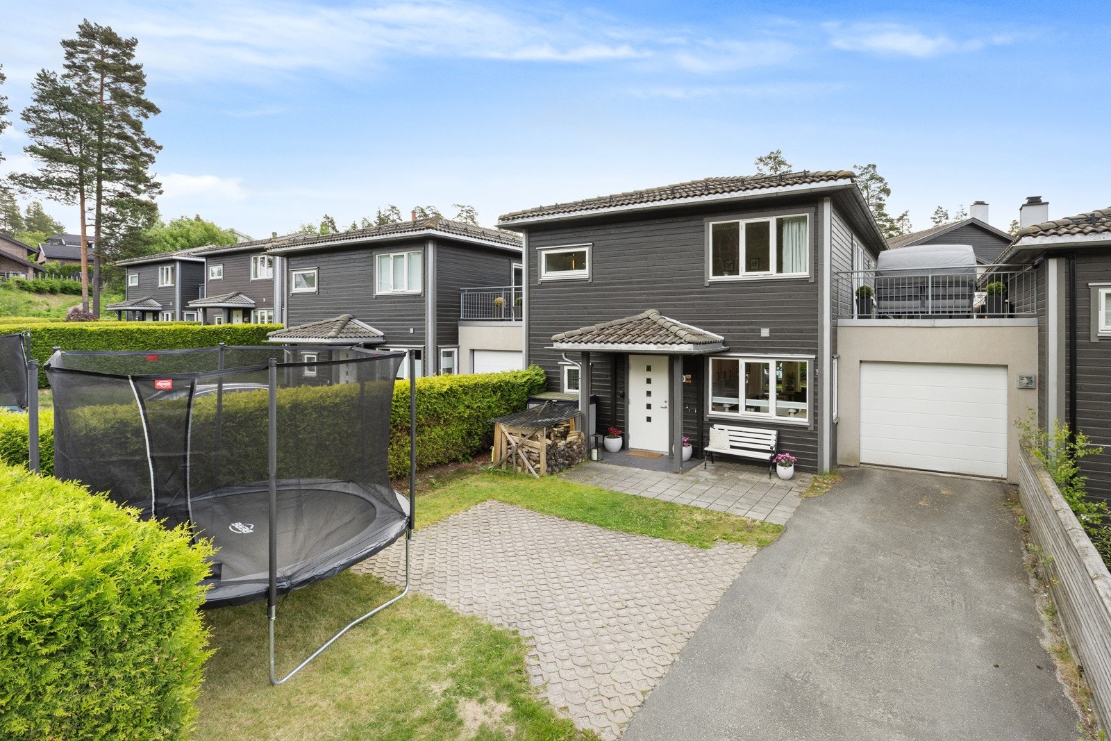Det er parkering i garasje og på gårdsplass med plass til flere biler. Galleribilde