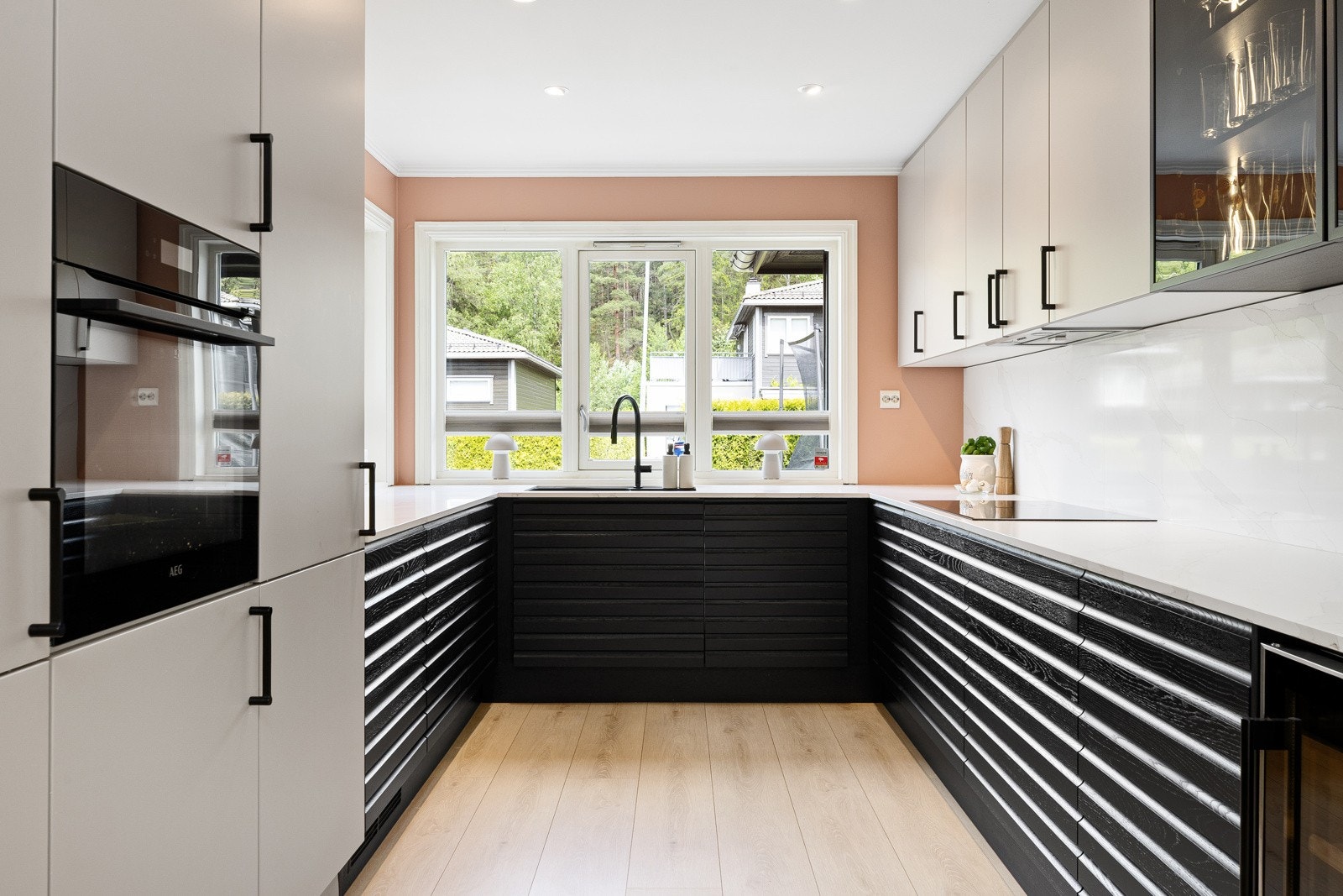 Boligen byr på en familievennlig planløsning, pene fargevalg og stilrent design. Galleribilde