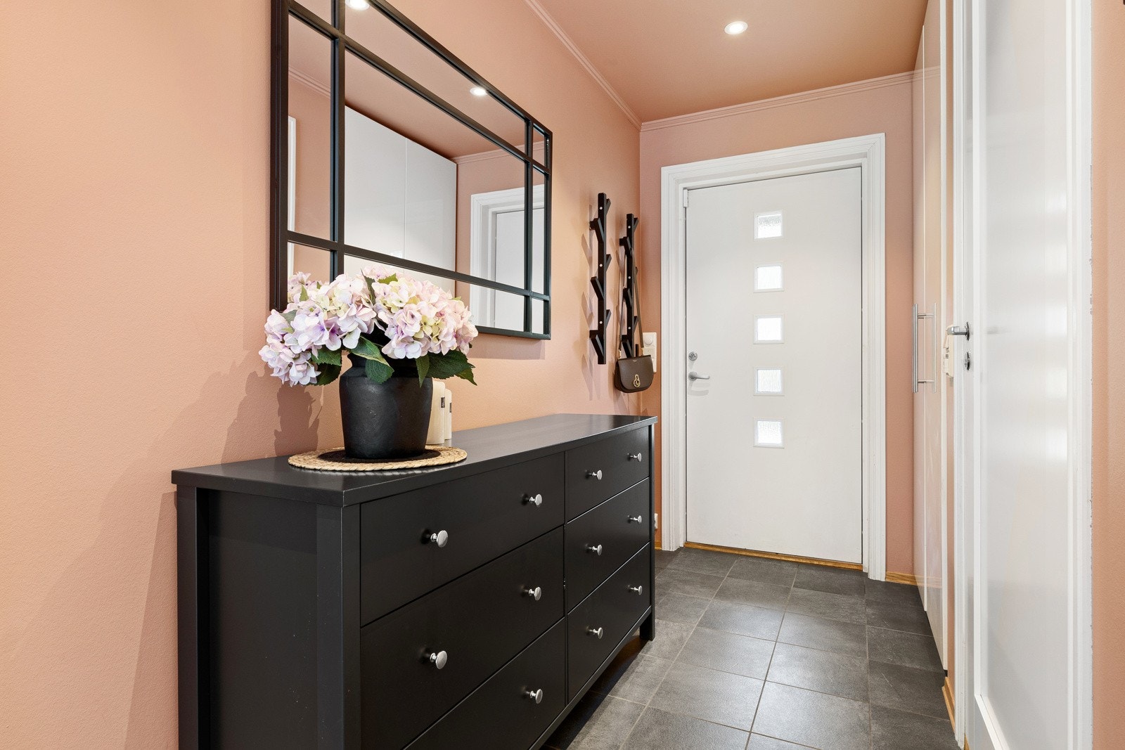 Allerede ved inngangspartiet blir du møtt av et stilfullt og gjennomført interiør som gir et godt førsteinntrykk av boligen. Galleribilde