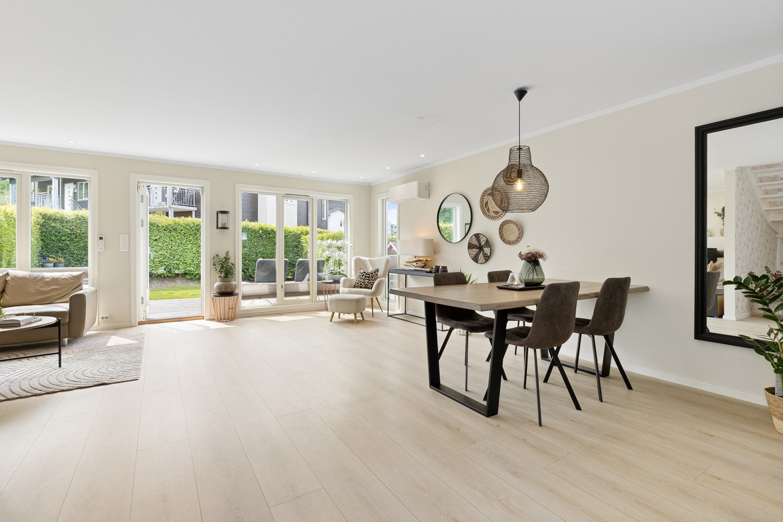 Rommets størrelse gir godt med plass til en komfortabel sofalounge og en romslig spisestue, som enkelt kan deles inn i ulike soner. Galleribilde