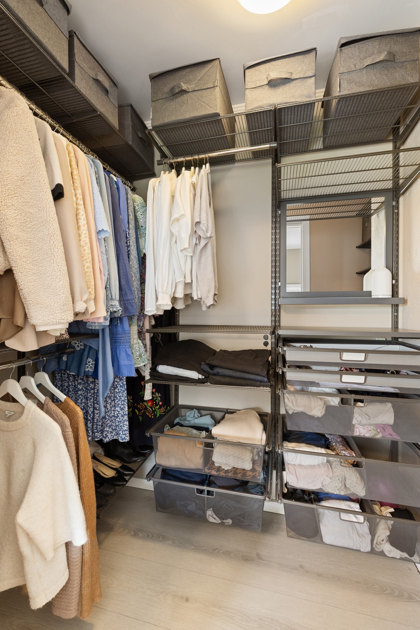 Walk-in-closet med rikelig garderobeskap. Galleribilde