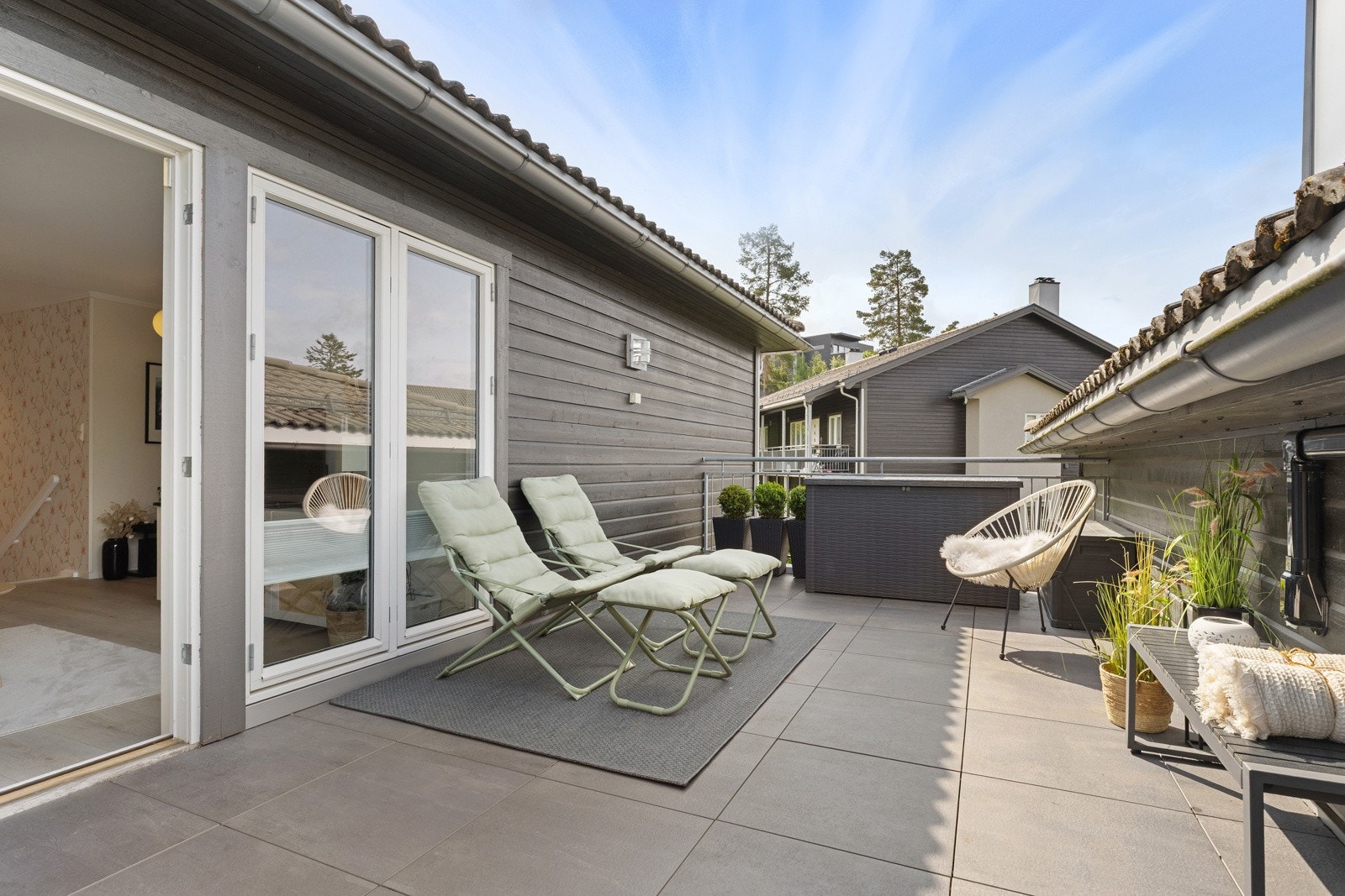 Fra andre etasje er det utgang til en solrik takterrasse på ca. 22 kvm, med gode muligheter for å innrede en hyggelig lounge. Galleribilde