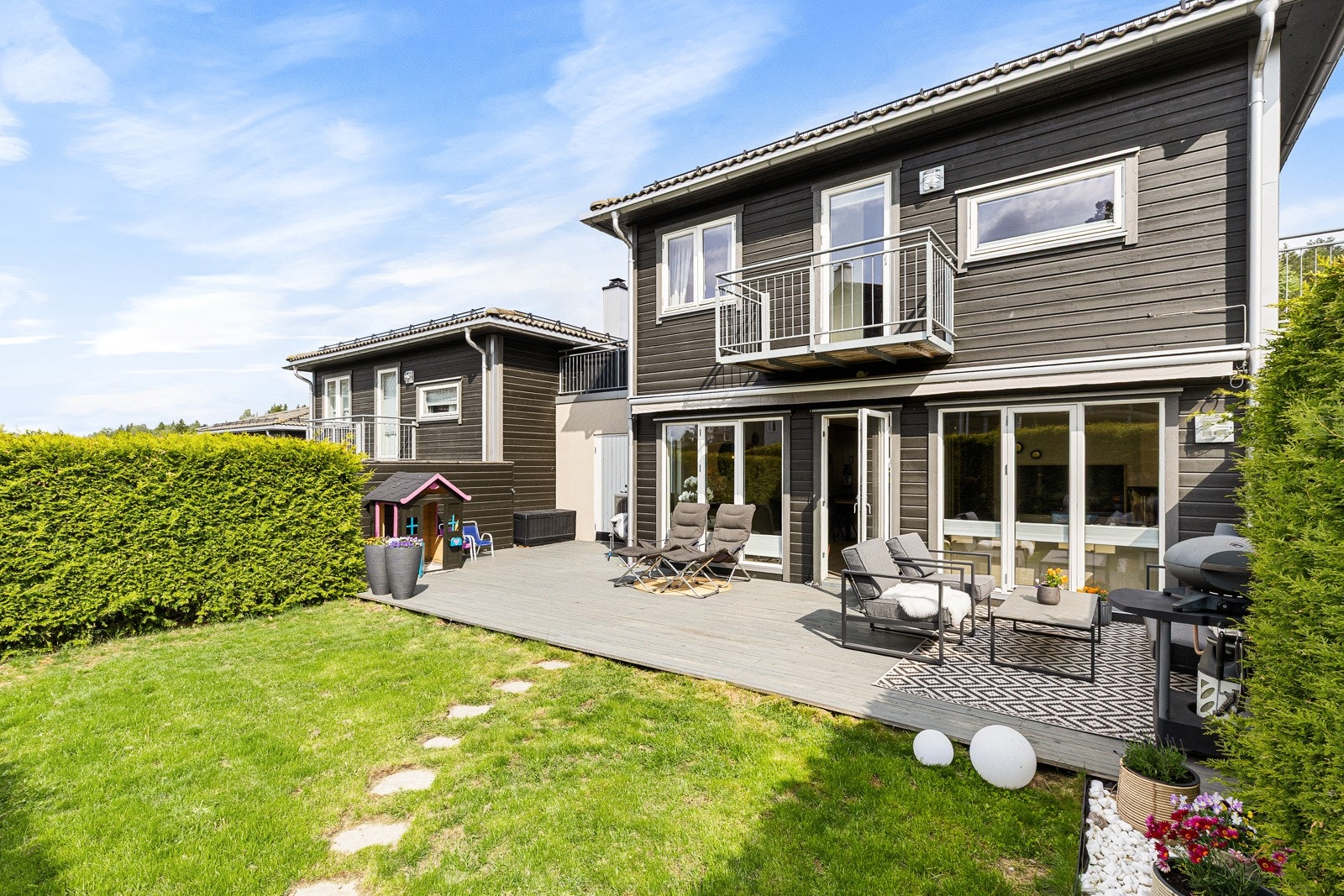 Fra stuen er det utgang til en romslig terrasse på ca. 40 kvm med god plass til utemøblement og grill. Galleribilde