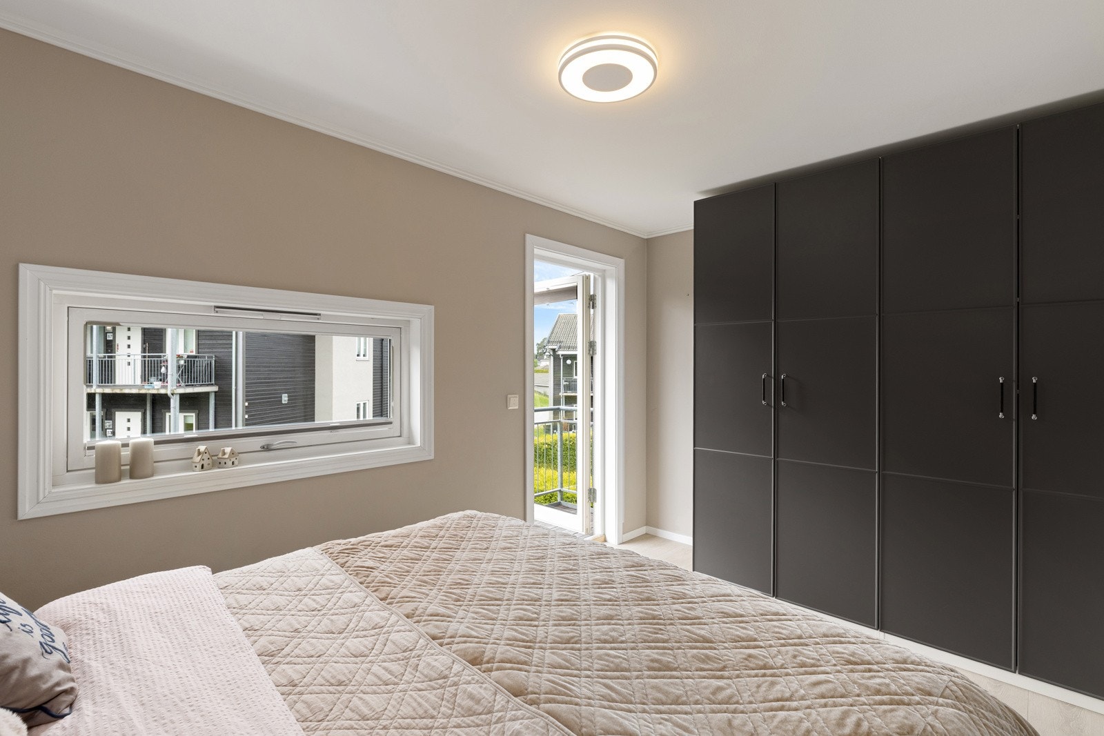 Det er garderobeskap langs med den ene veggen. Galleribilde