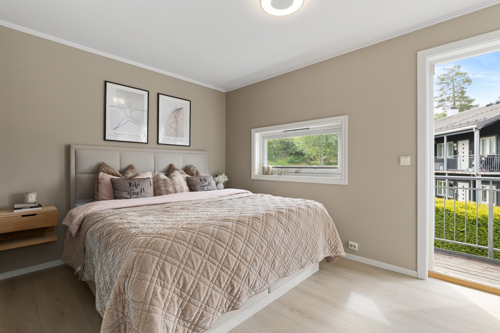 Hovedsoverommet er meget romslig med god plass til dobbeltseng og nattbord. Galleribilde