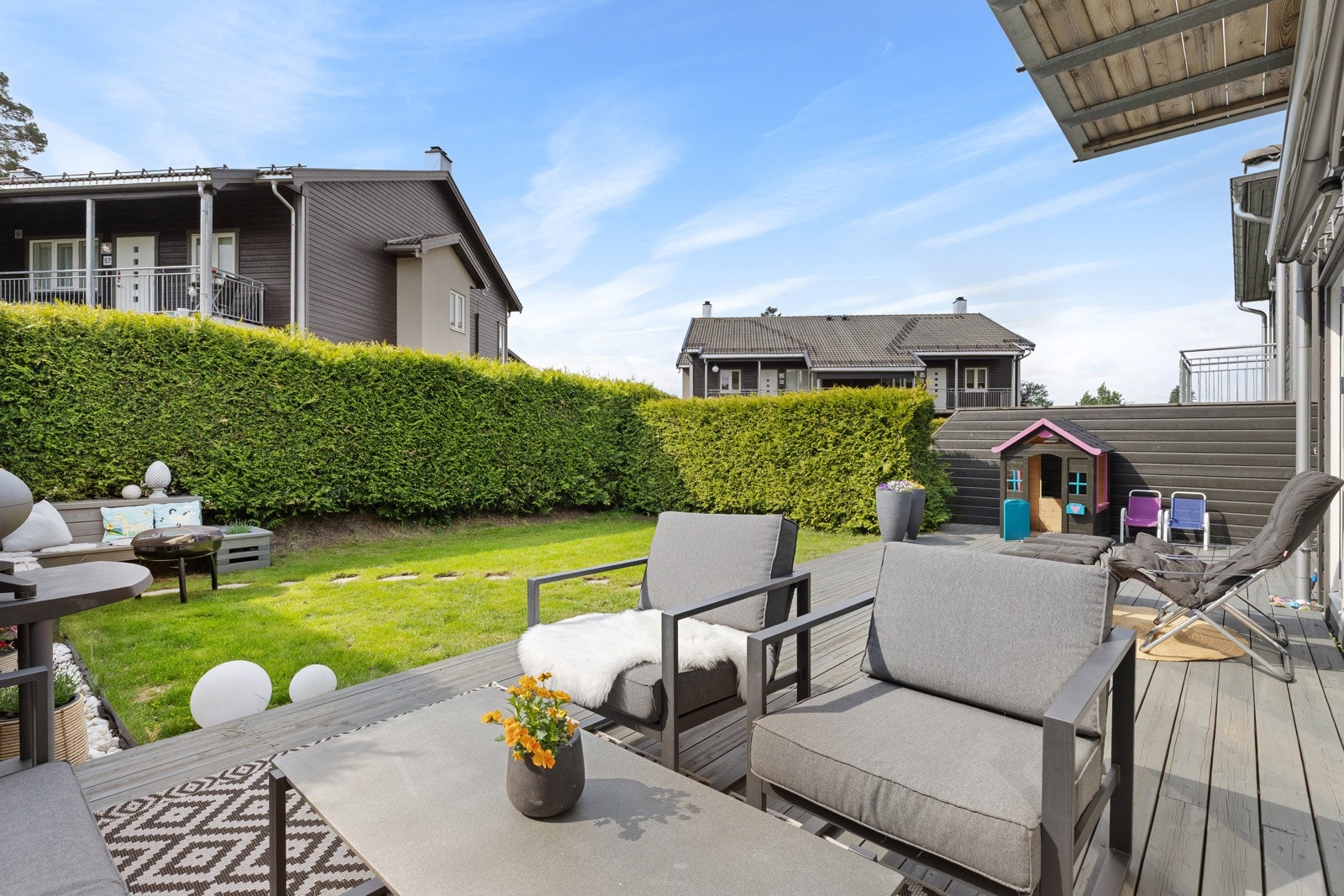 Fra terrassen kommer vi til en pent opparbeidet hage med gode muligheter for både lek og avslapning. Galleribilde