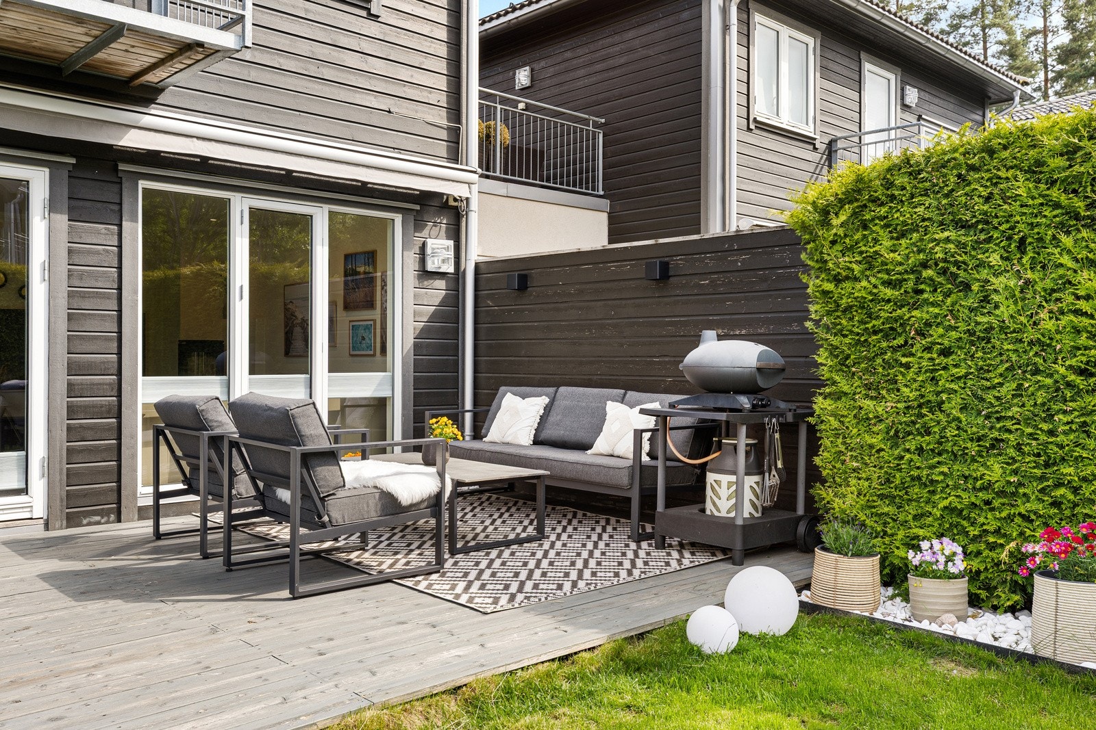 Terrassen fungerer som en naturlig forlengelse av stuen og innbyr til hyggelige måltider og sosiale sammenkomster i sommerhalvåret. Galleribilde