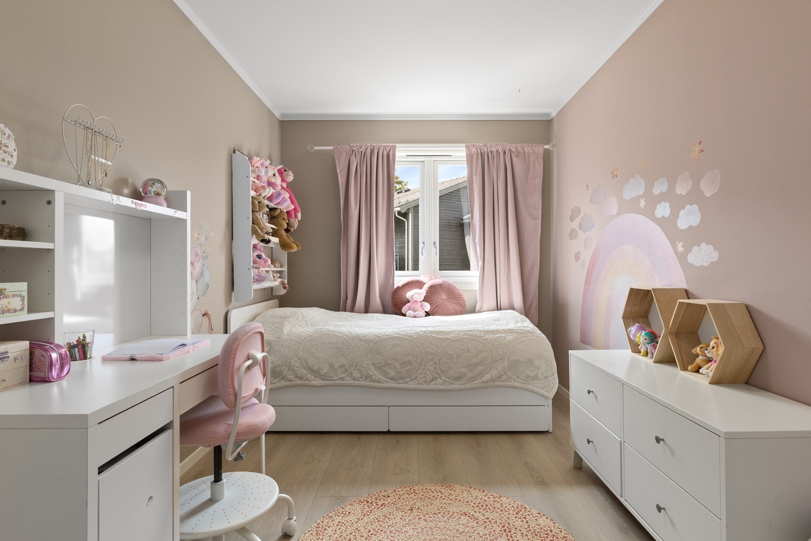 Begge rommene har en god størrelse, med plass til seng, nattbord og øvrig møblering. Galleribilde