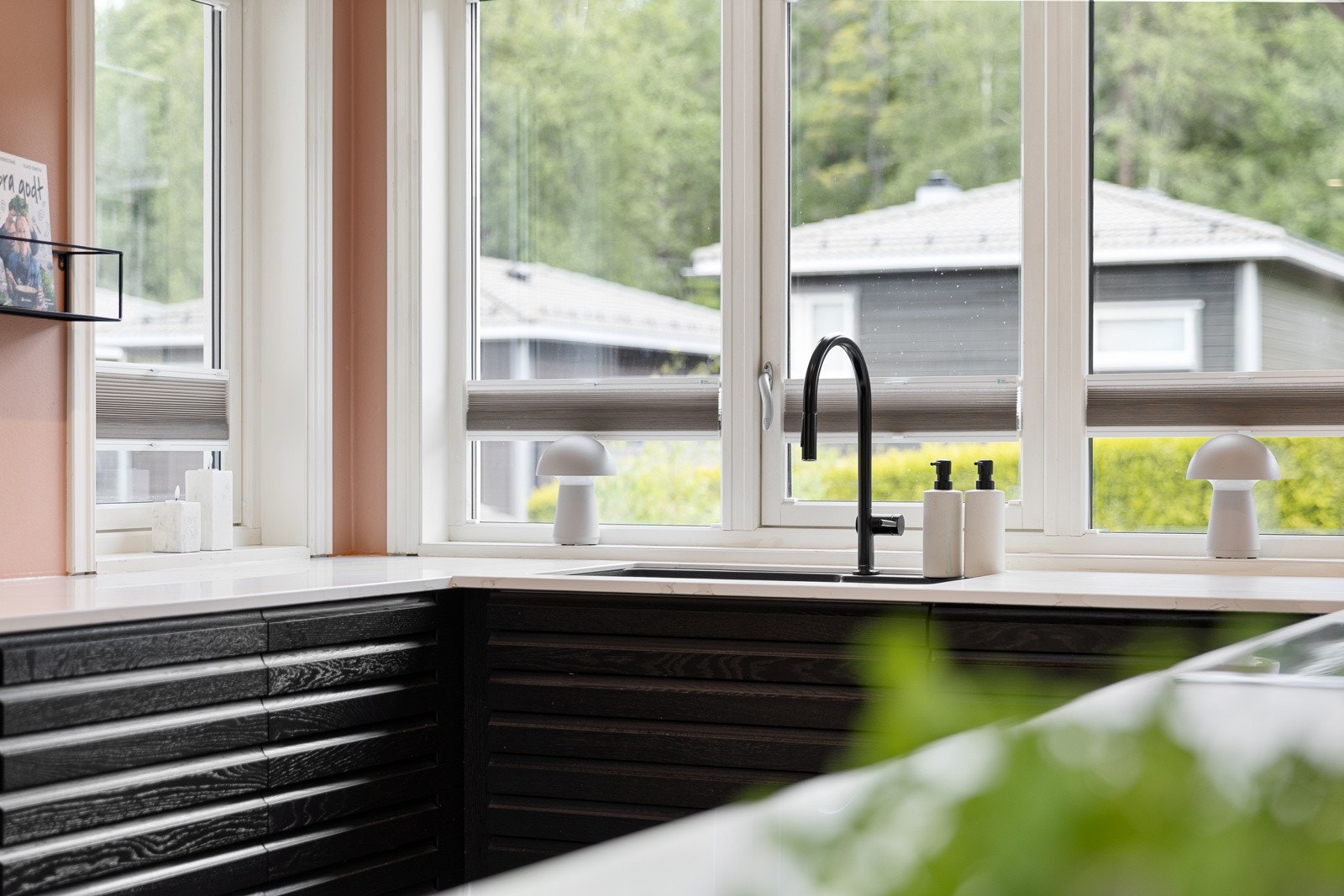 Det er rikelig med oppbevaringsplass, og den generøse benkeplassen gjør matlagingen både enkel og effektiv. Galleribilde