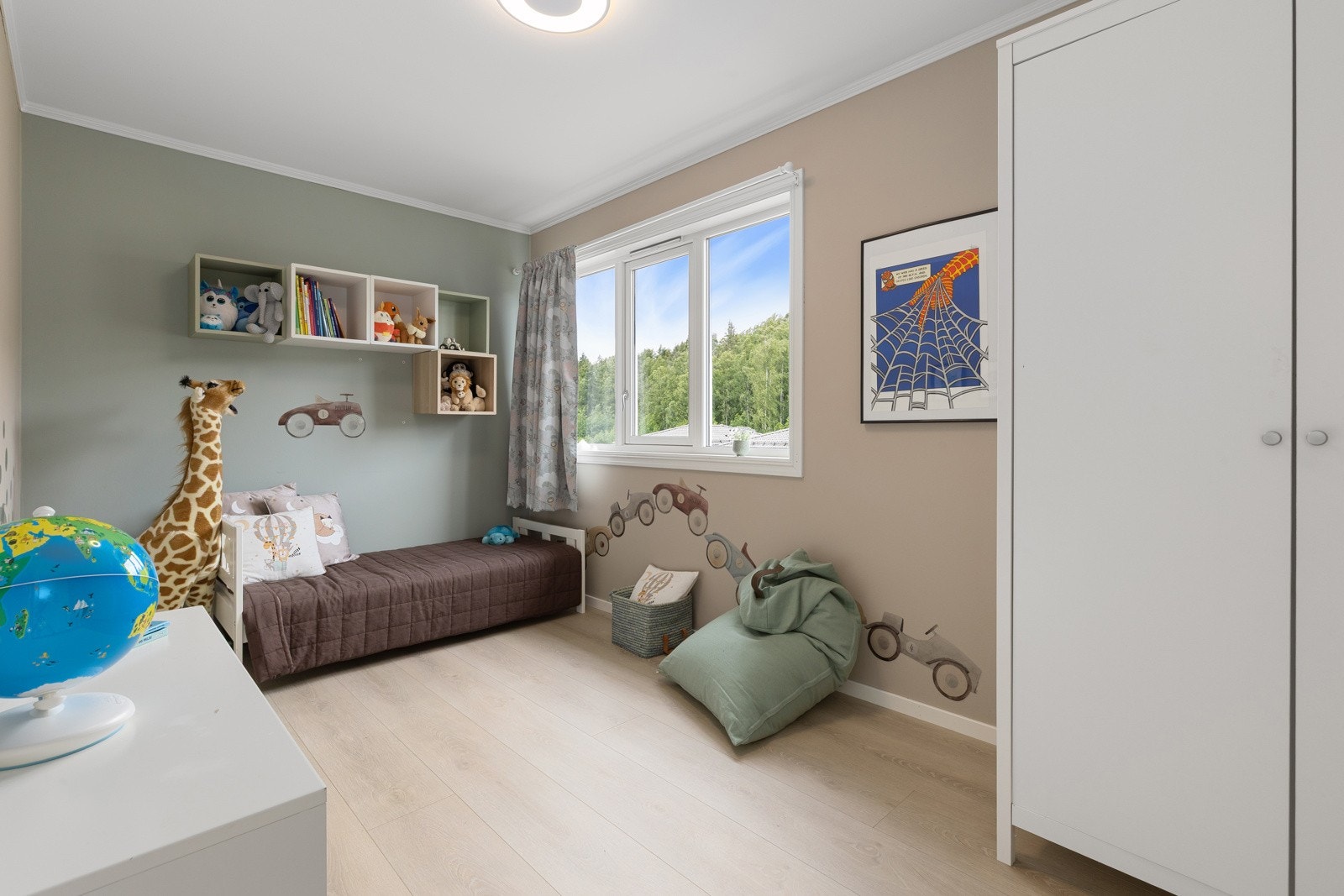 Hvert rom er innredet med garderobeskap for praktisk oppbevaring. Galleribilde