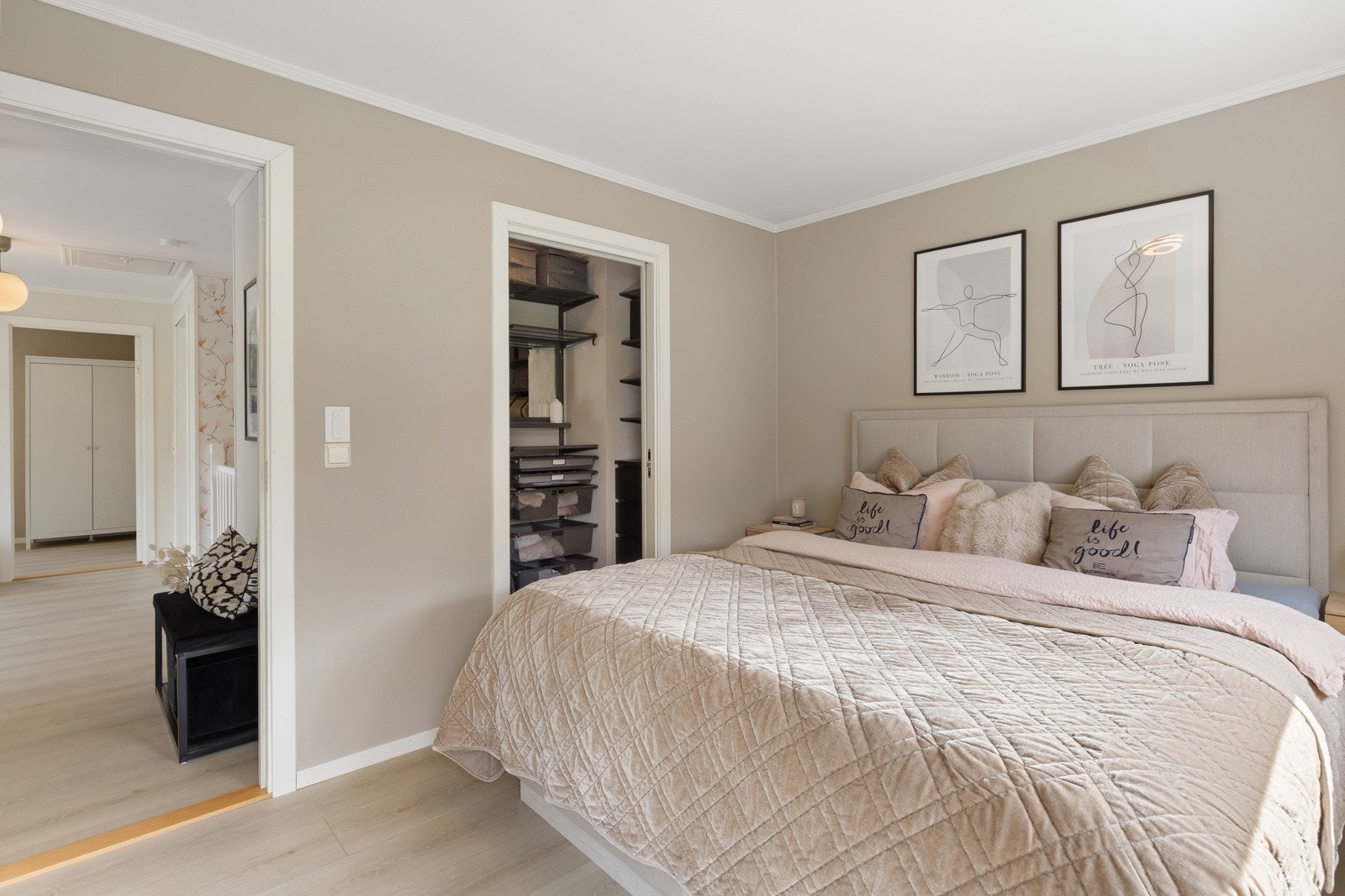 I tillegg har rommet adkomst til sitt eget walk-in-closet. Galleribilde