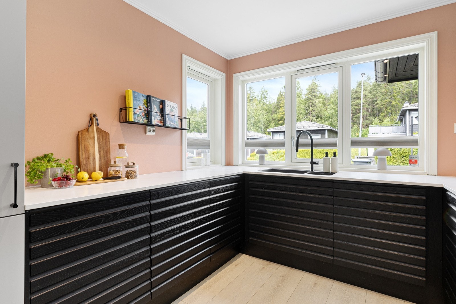 Kjøkkenet er utstyrt med integrerte hvitevarer som inkluderer induksjonstopp, komfyr, vinskap, oppvaskmaskin og kjøleskap. Galleribilde