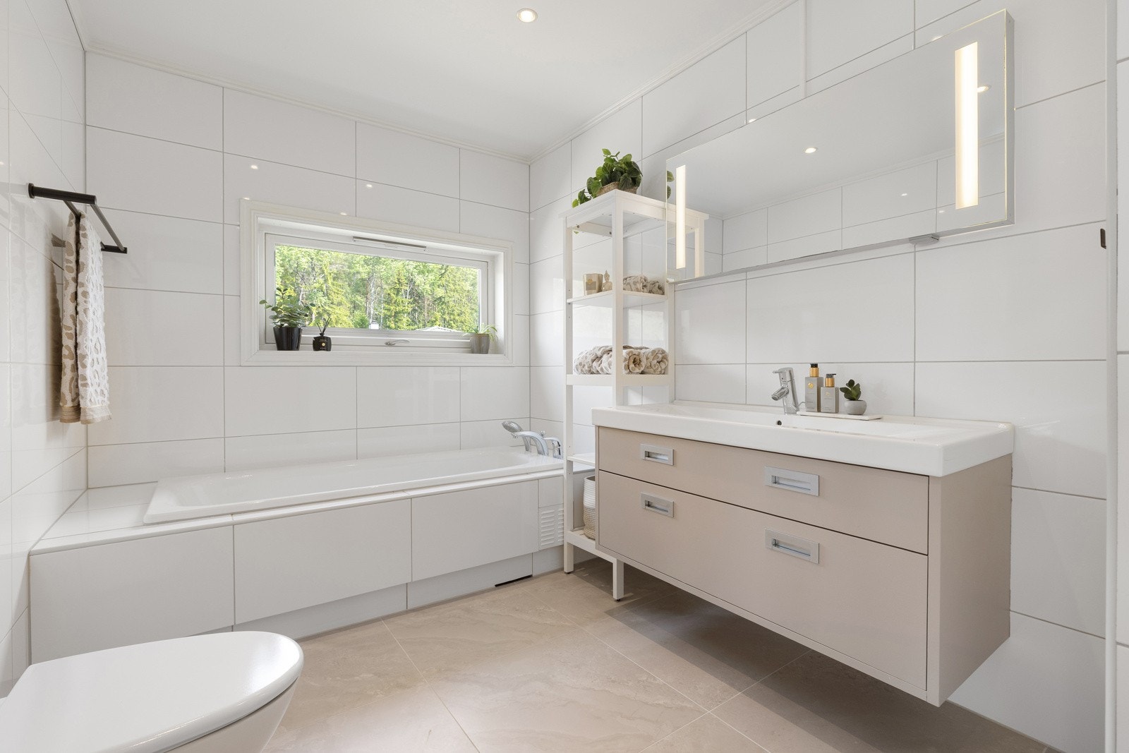 Boligen byr på et lekkert bad i andre etasje som ble kosmetisk oppusset i 2022. Galleribilde