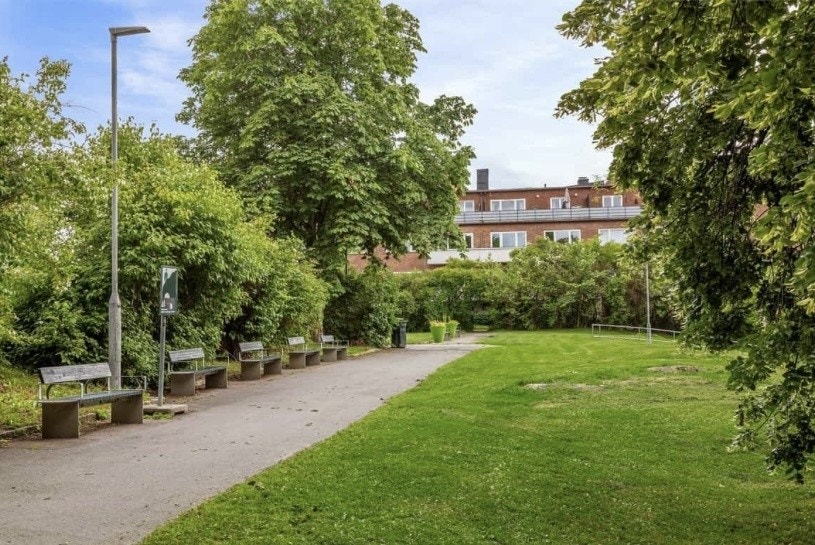 Flotte grøntområder og sittebenker, rett utenfor bygningen Galleribilde
