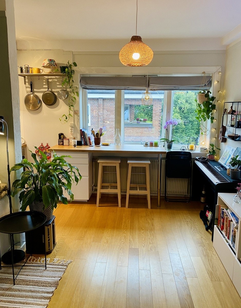 Lyst og innbydende oppholdsrom med spiseplass/arbeidsbenk og hyggelig utsikt - øverst i bygget Galleribilde