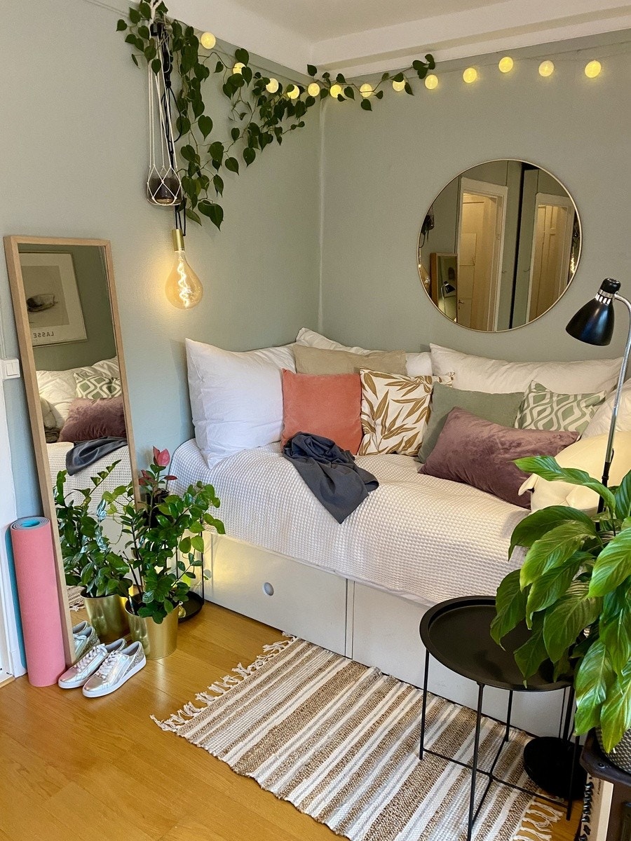 Plassbygd 120- seng med store skuffer under fungerer som sofa på dagtid Galleribilde