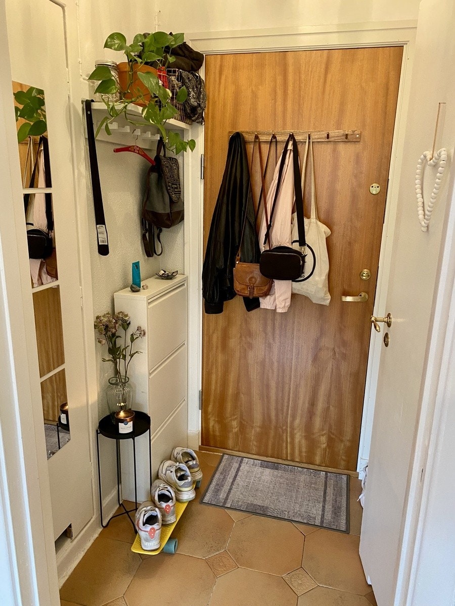 Inngangsparti med skoskap og gode opphengsmuligheter Galleribilde