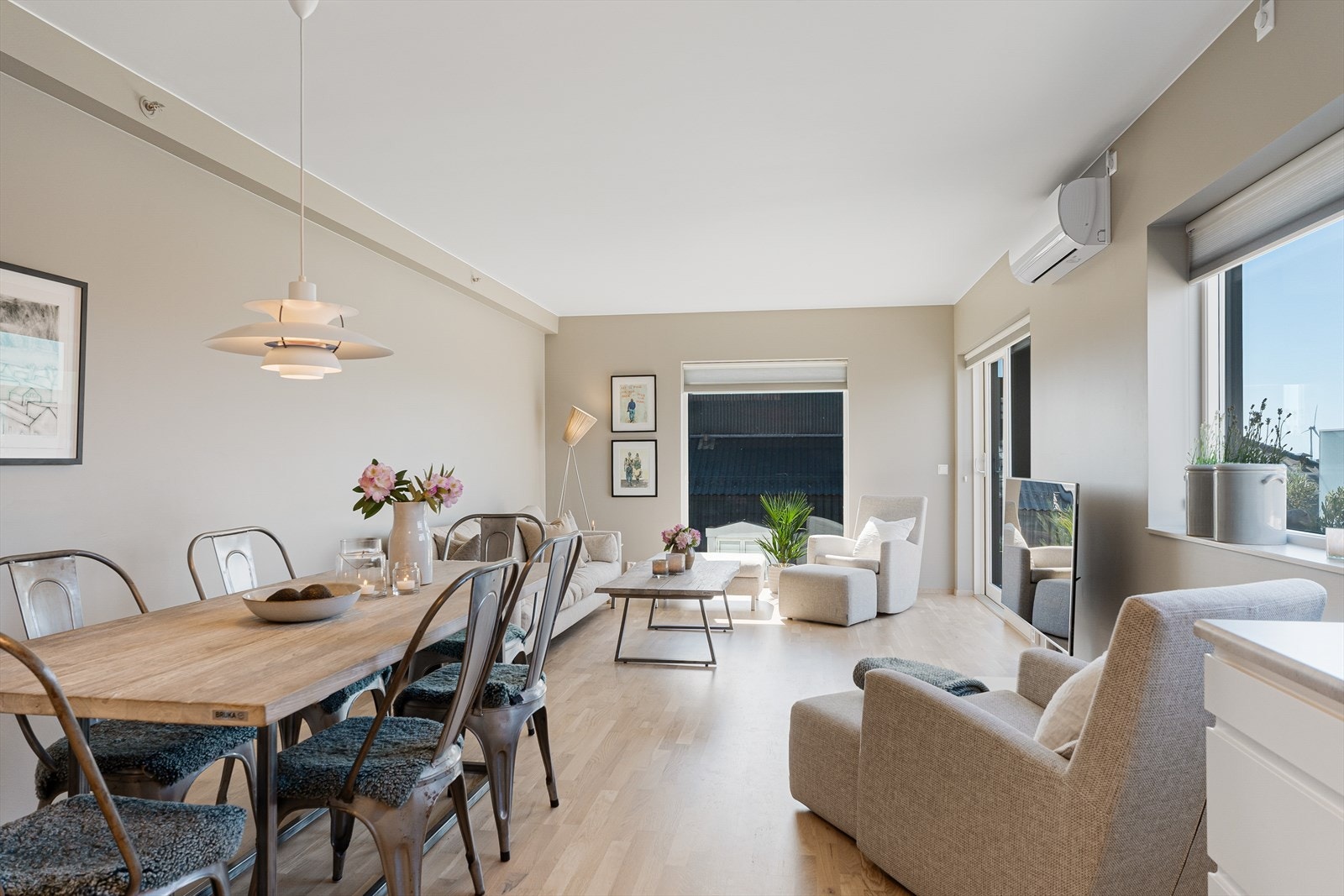 Boligen holder en tidsriktig standard med delikate farge- og materialvalg. Her kan dere flytte rett inn! Galleribilde