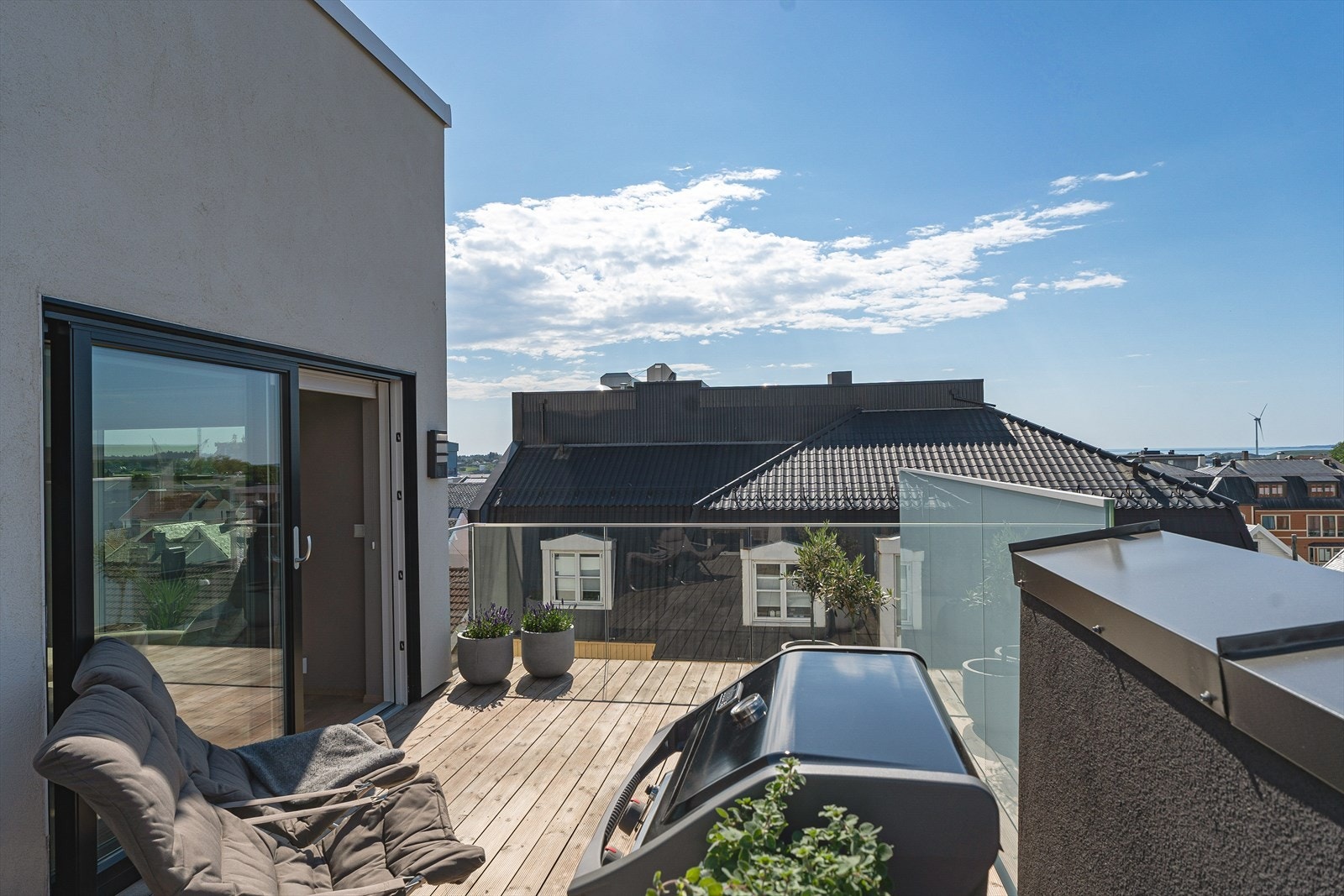 Balkongen har et areal på ca 25 m2 - Med andre ord rikelig med plass til utemøbler, potteplanter o.l. Flott utsikt mot området og havet! Galleribilde