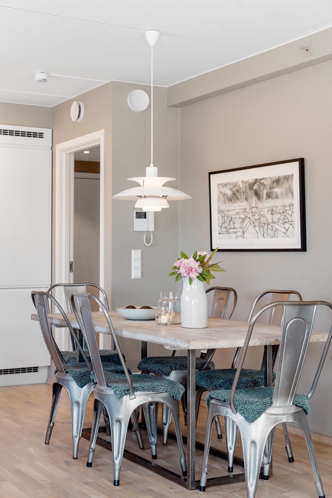 Utstrakt bruk av parkett og slette, malte vegger. Galleribilde