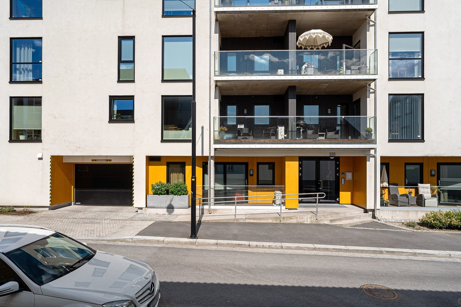 Barne- og rullestolvennlig inngangsparti fra gateplan, samt port til garasje. Galleribilde