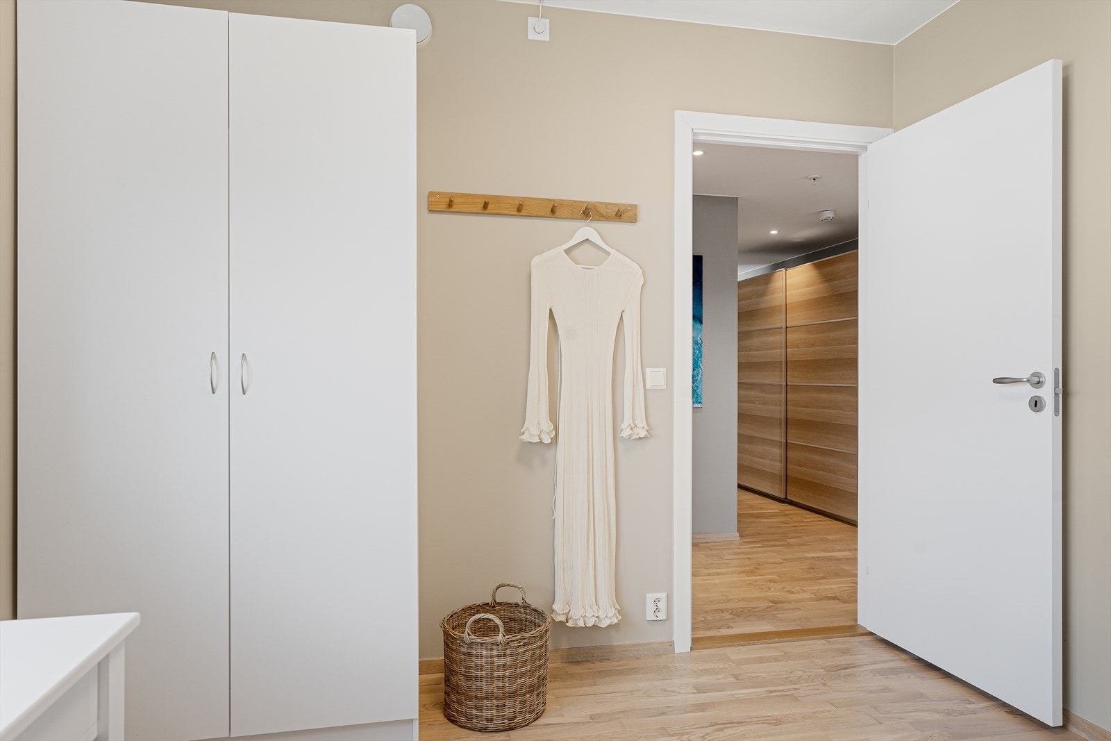 Garderobeskap medfølger. Galleribilde