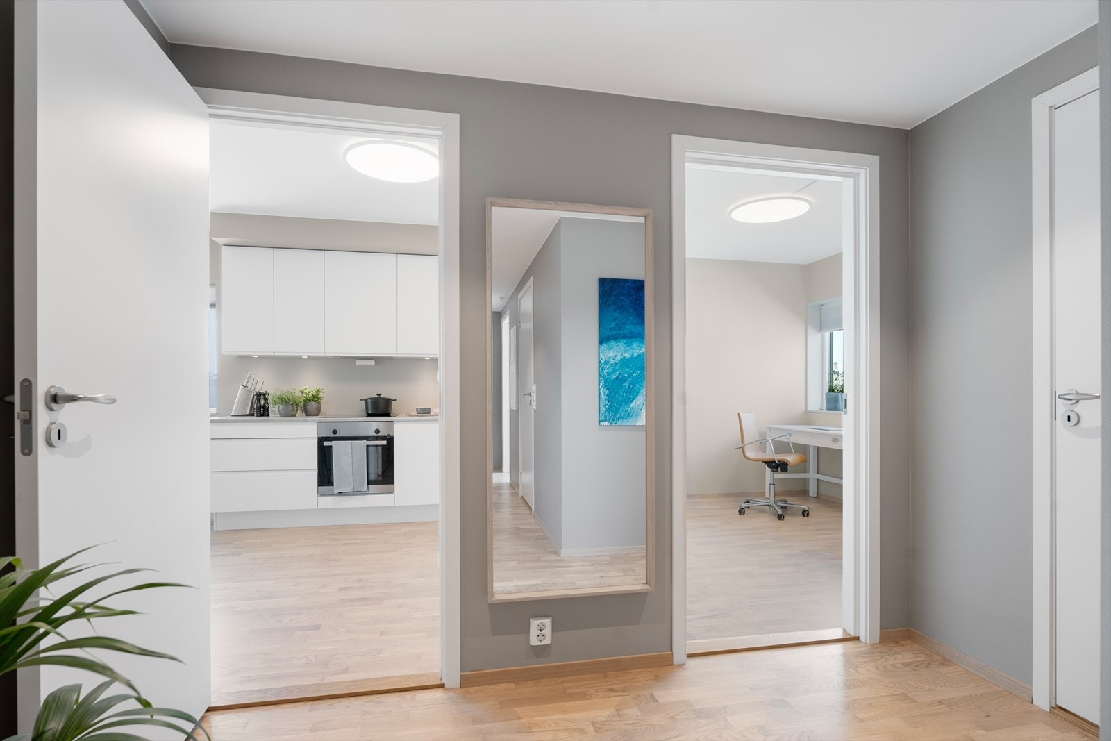 Romslig hall. Galleribilde