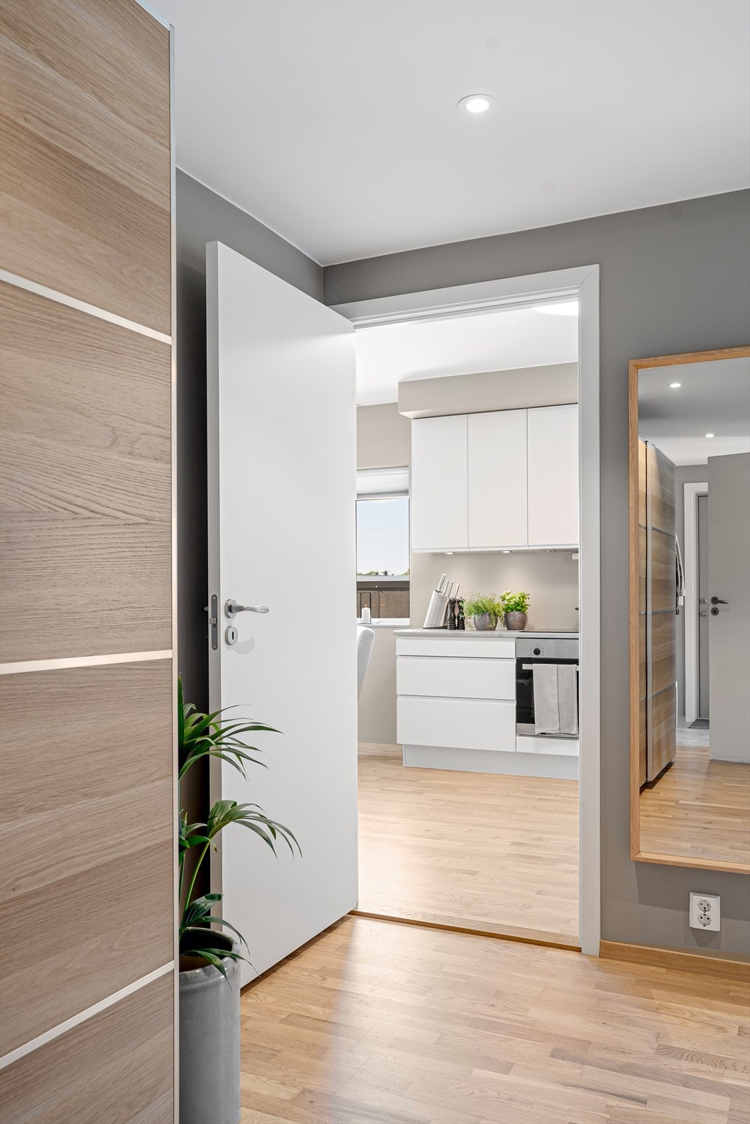 Stor skyvedørsgarderobe med god plass til oppbevaring av yttertøy. Galleribilde