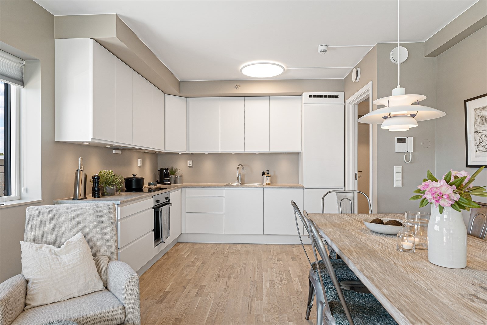 Åpen stue/kjøkkenløsning skaper en romslig og sosial arena. Galleribilde