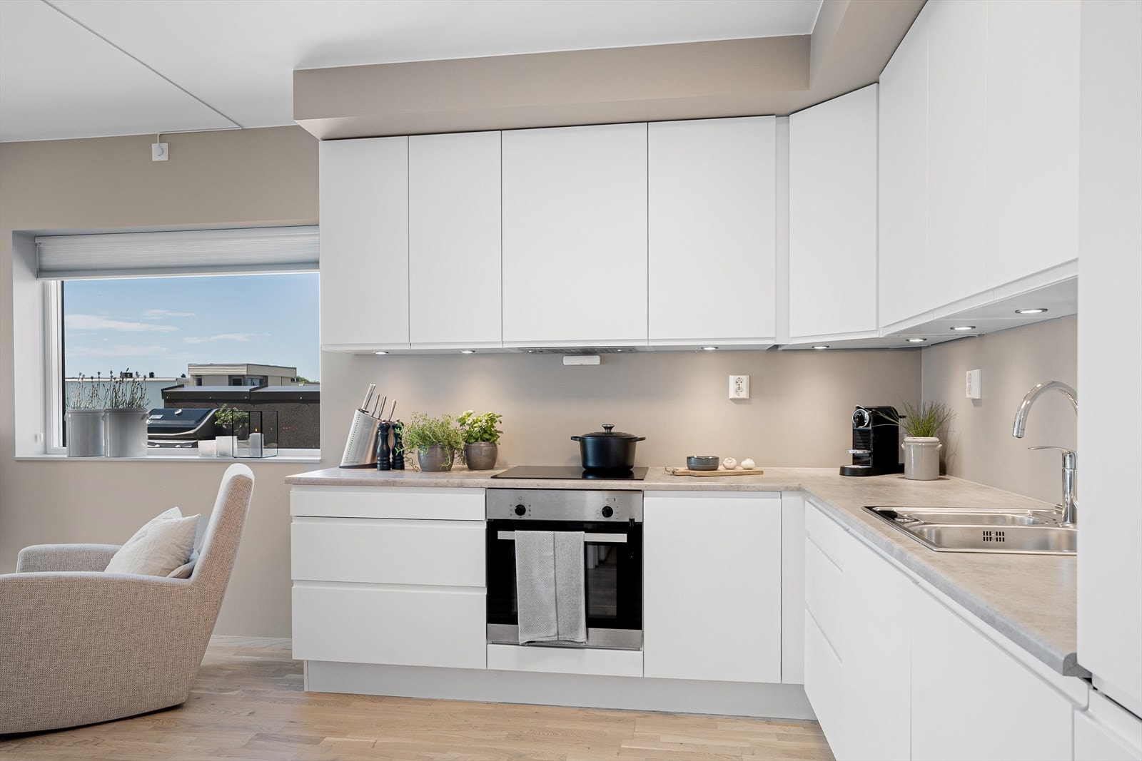 Delikat og tidløst kjøkken med god oppbevarings- og arbeidsplass. Innredningen har glatte fronter og benkeplate i laminert spon. Galleribilde