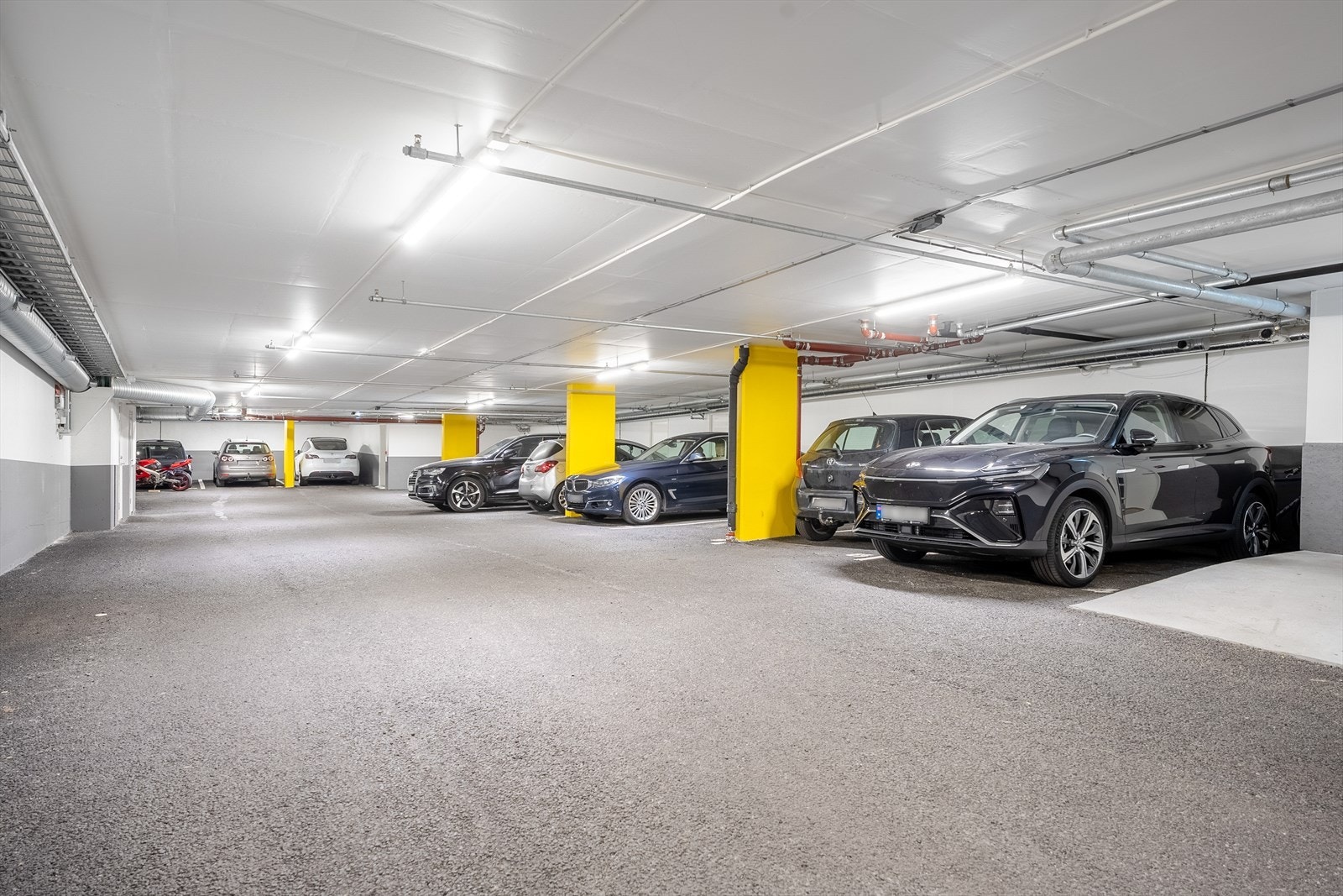 Leiligheten har egen sportsbod og parkeringsplass i lukket garasjeanlegg. Galleribilde