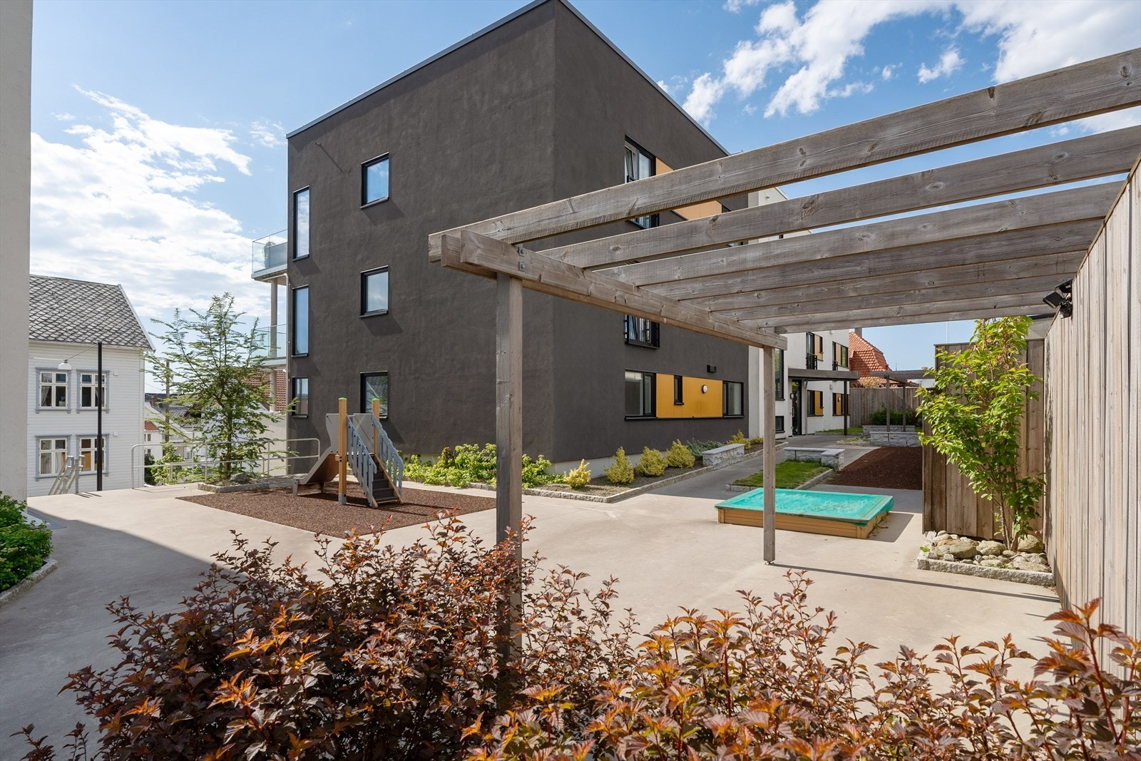 Barnevennlig med lekeplass. Galleribilde