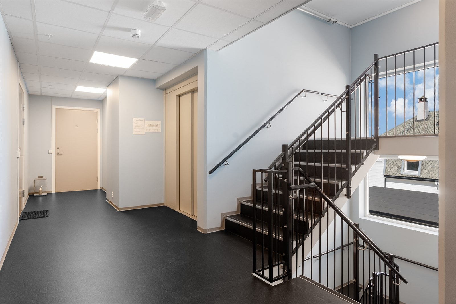 Sømløs adkomst via heis - Både fra garasjeplan og begge hovedinngangene. Galleribilde