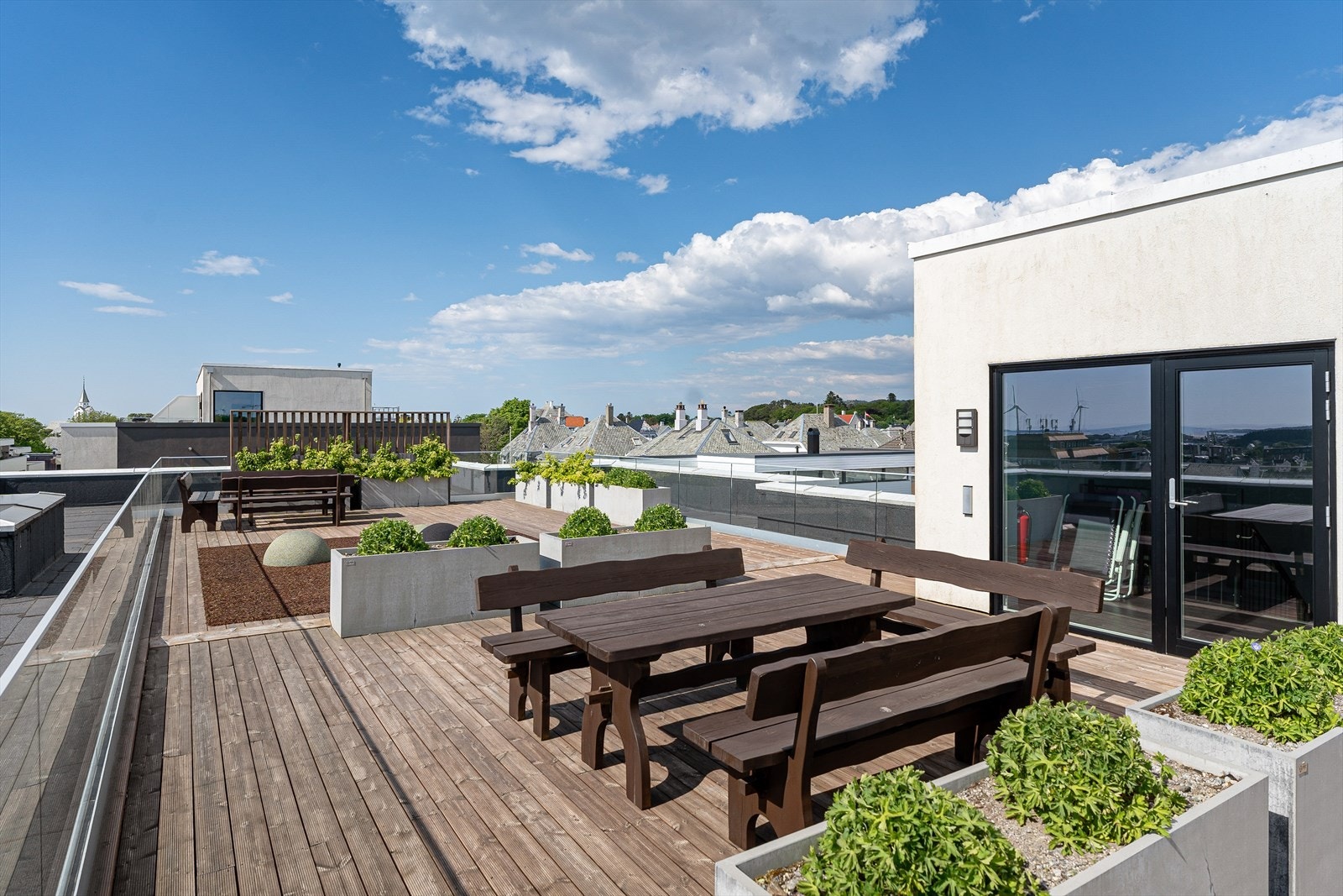 Kun én etasje opp ligger den fantastiske takterrassen, til fri benyttelse for beboerne i borettslaget. Galleribilde