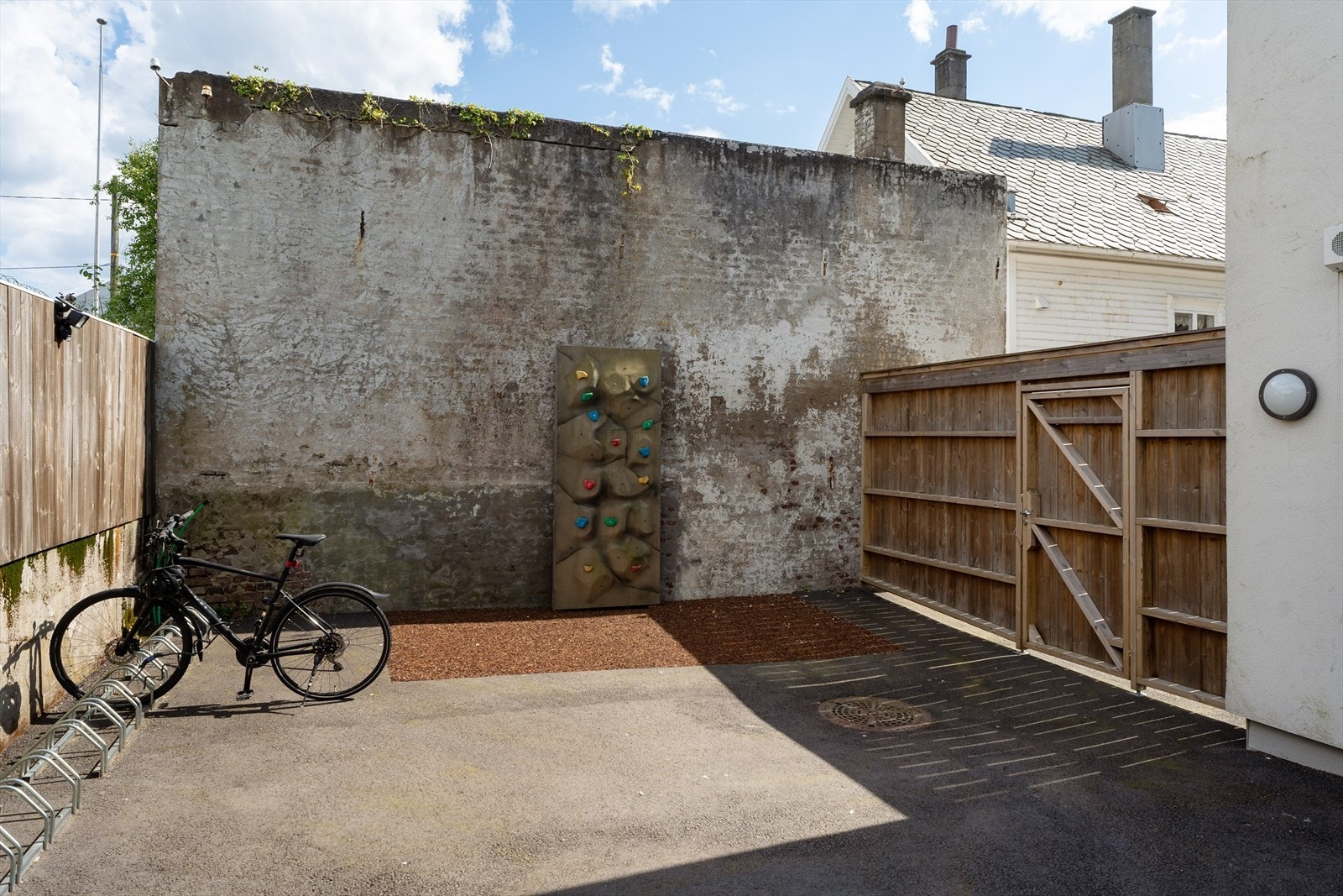 Felles sykkelparkering i bakgården. Galleribilde