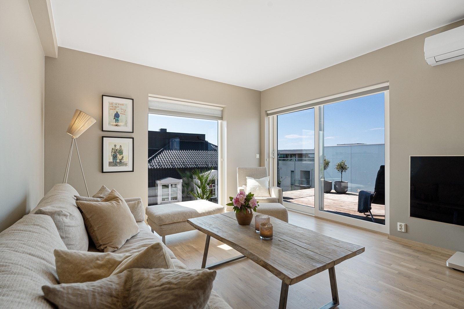 Rause vindusflater gir godt med naturlig lys. En stor skyvedør fører ut til den herlige balkongen. Galleribilde