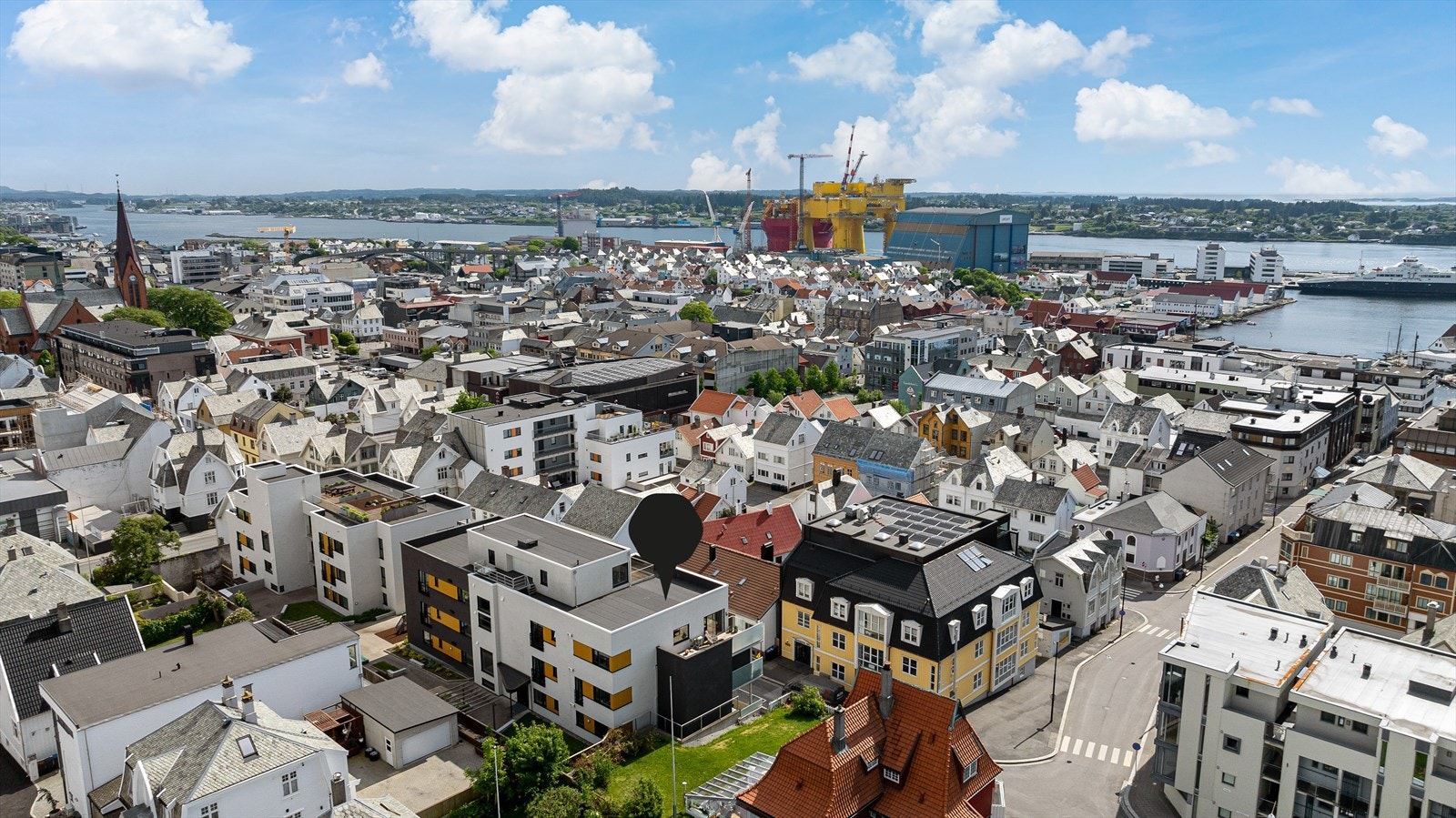 I nærområdet finner dere blant annet den frodige Byparken, Edda kino, kaféer/spisesteder og butikker. Galleribilde