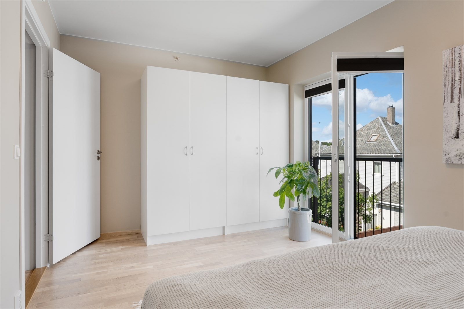 Hovedsoverommet har god garderobeplass. Galleribilde