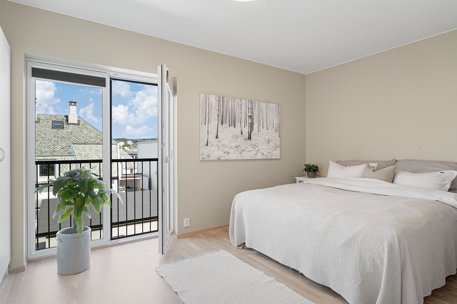 Stort hovedsoverom med fransk balkong. Galleribilde