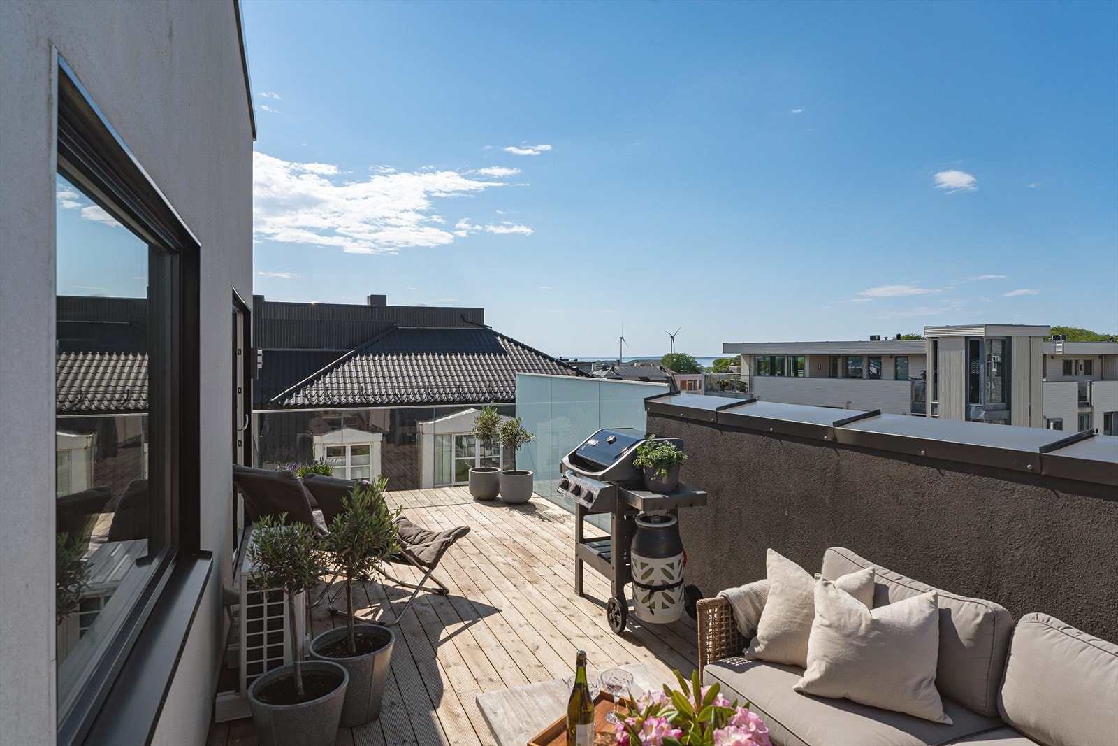 Leiligheten ligger høyt og fritt i 4. etasje og kan blant annet skilte med usjenert balkong, egen parkeringsplass, heis og sentral beliggenhet. Leilighetsbygget ble ferdigstilt så sent som i 2021. Galleribilde