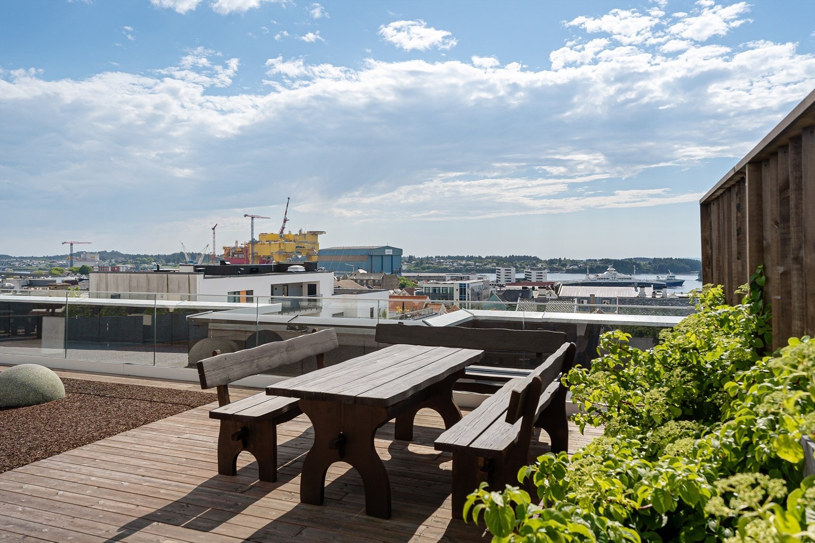 Takterrassen har flott beplantning og sittegrupper. Galleribilde