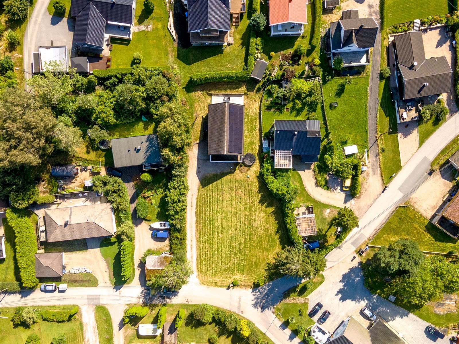 Boligens solcelleanlegg dekker nesten hele den sørvendte takflaten. Galleribilde