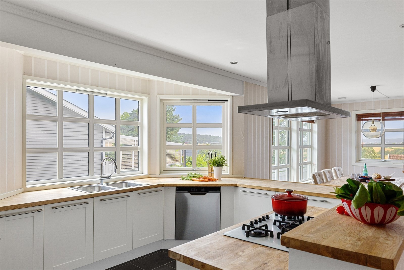 Kjøkkenet har hvit innredning fra IKEA og er utstyrt med integrert gasskoketopp, stekeovn, mikrobølgeovn og oppvaskmaskin. Galleribilde