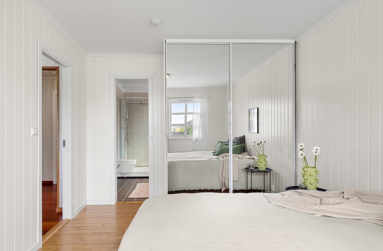 Romslig og elegant bad med direkte tilknytning til hovedsoverommet. Galleribilde