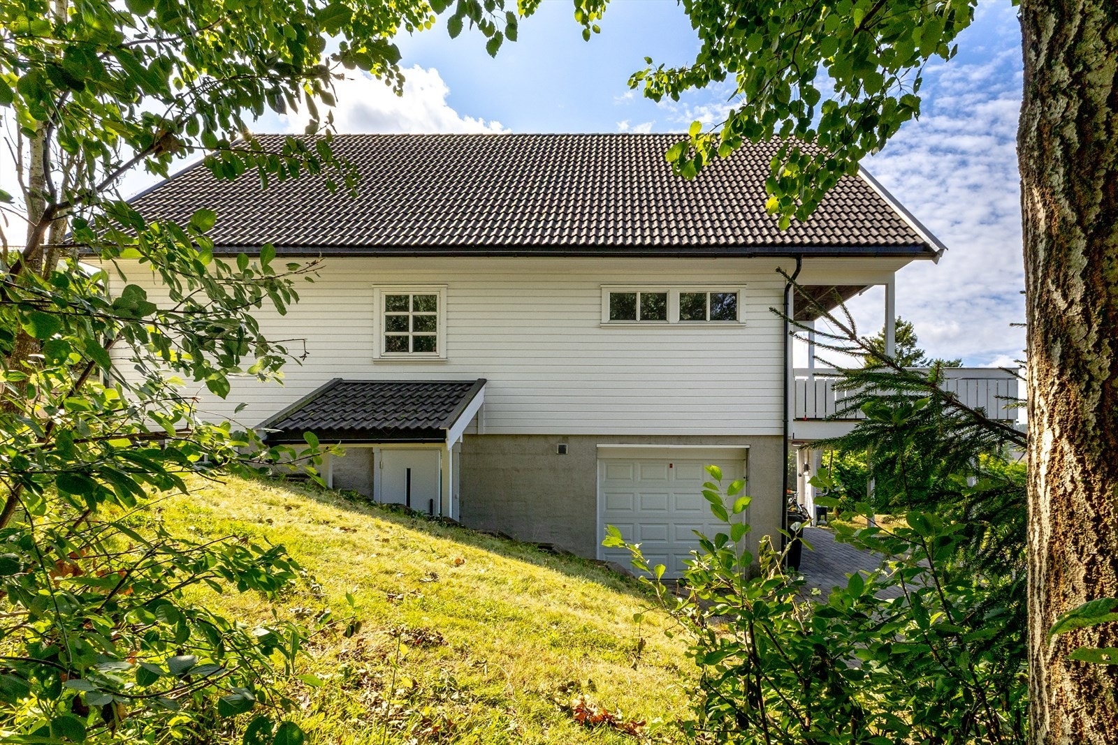 Eiendommen er beliggende på Søndre Årum, i vakre omgivelser omgitt av jordbrukslandskap, like ved grensen mellom Fredrikstad og Sarpsborg Galleribilde