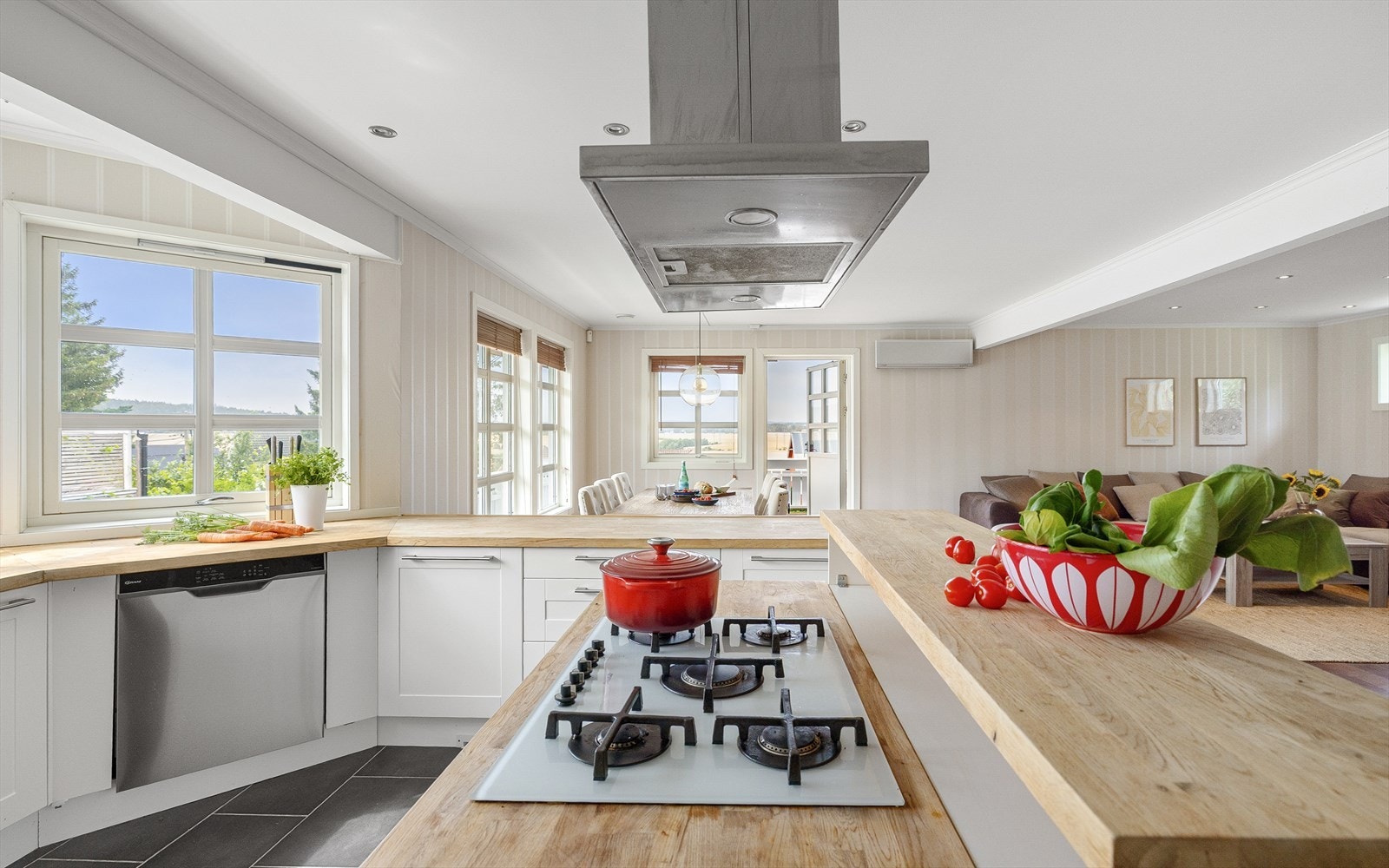 Benkeplaten er utført i heltre eik. Galleribilde