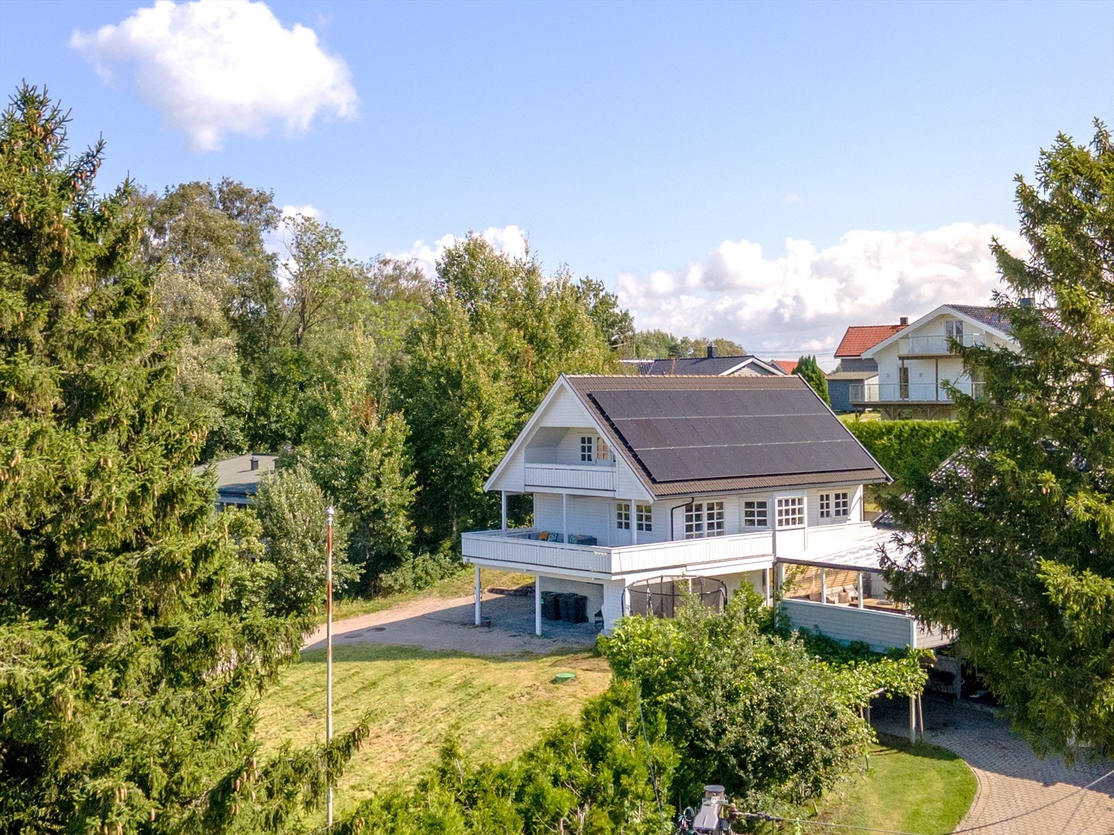 Den lyse og åpne beliggenheten gir optimale forhold for solcelleanlegget som ble installert i 2021. Galleribilde