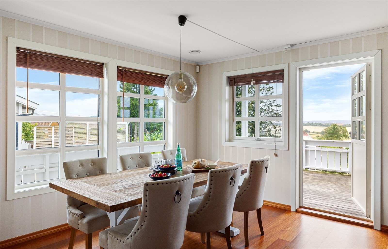 Stuen har direkte adkomst til en romslig og solfylt veranda med flott utsikt over jordbrukslandskapet på Årum. Galleribilde